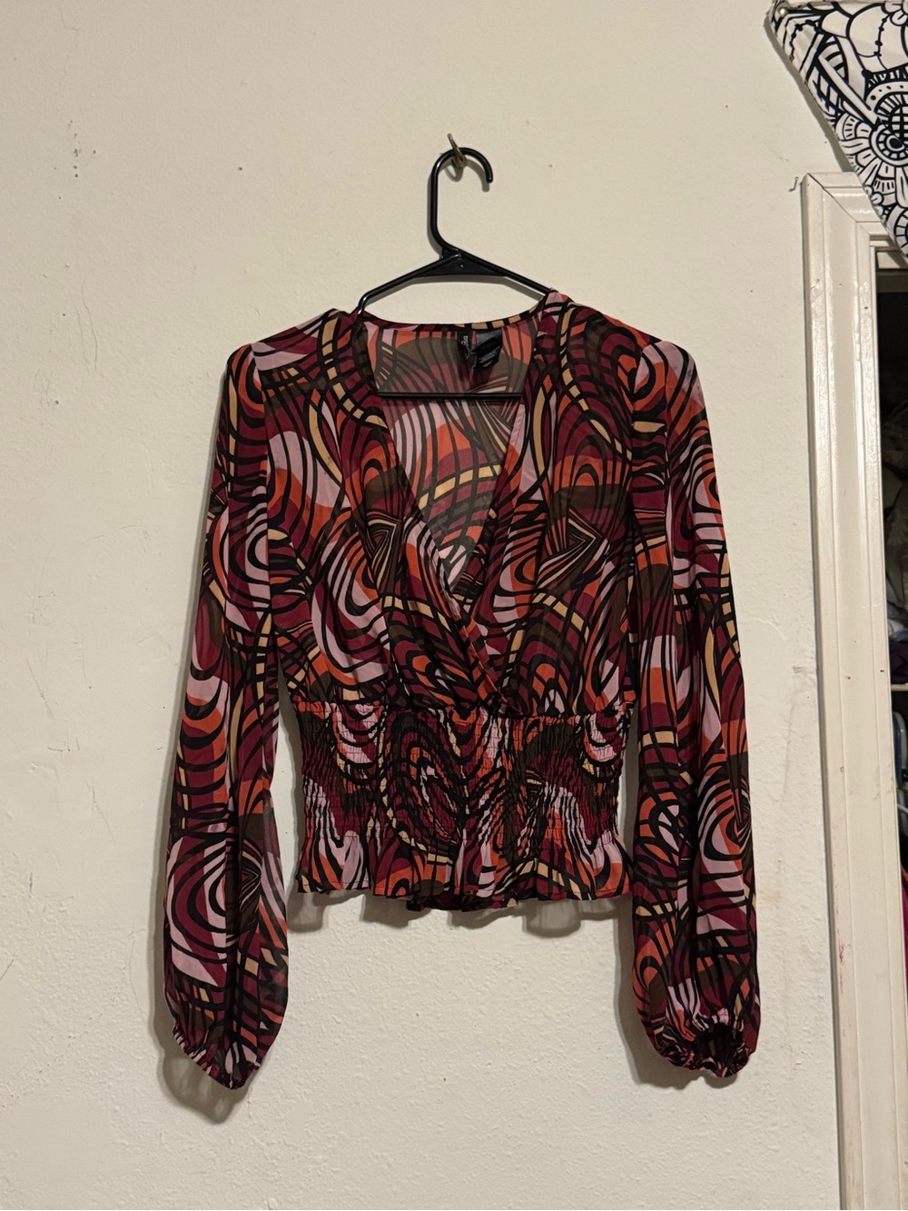 Bisou Bisou Womenās Long-Sleeve V-Neck Printed Blouse in Pink & Red Size S